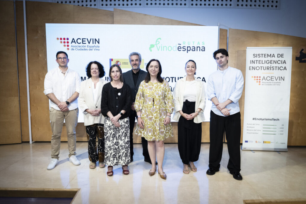 Grupo de personas en la presentación del sistema de inteligencia enoturística de Acevin