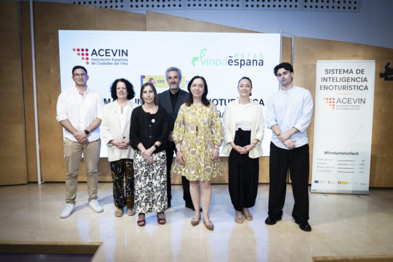 Grupo de personas en la presentación del sistema de inteligencia enoturística de Acevin