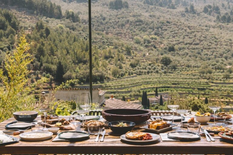 Mesa con platos variados en un entorno natural en Mallorca