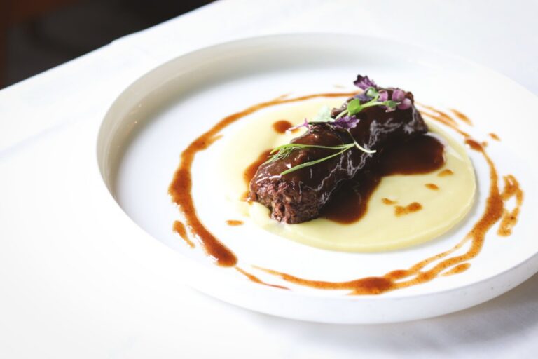 Estofado de rabo de buey con cremoso de patata en plato elegante