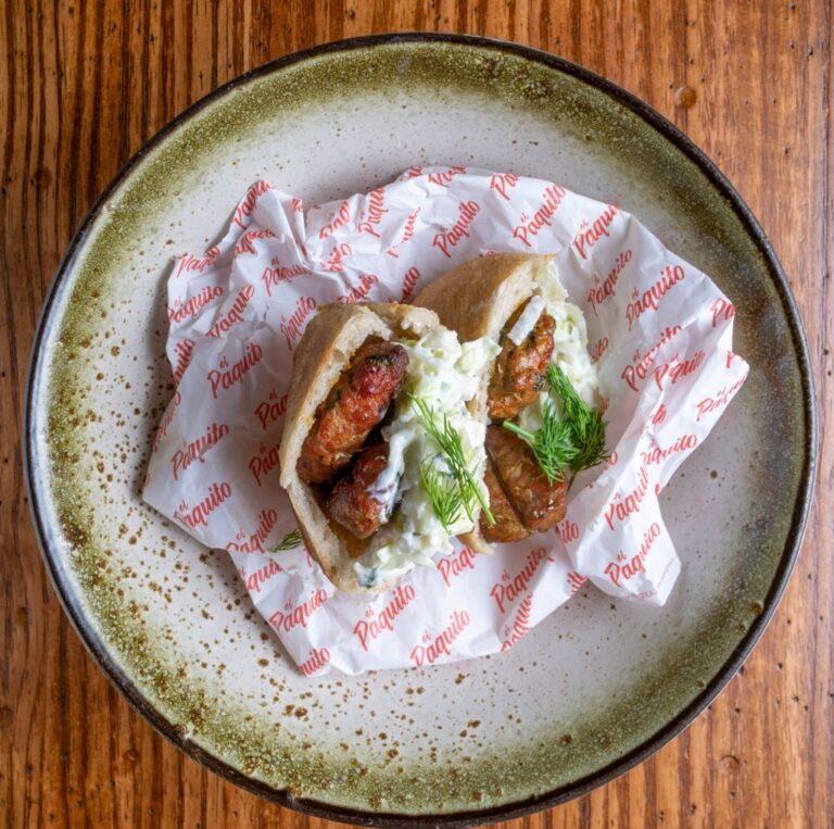 Bocadillo de Paquito con carne de cordero en un plato