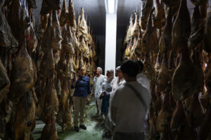 Visita a una bodega de jamón ibérico en Extremadura