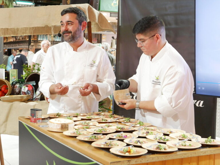 Chef Alejandro Hernández preparando platos en showcooking en Madrid