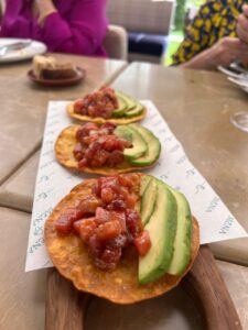 Tacos de chuleta madurada con aguacate en el restaurante Mena