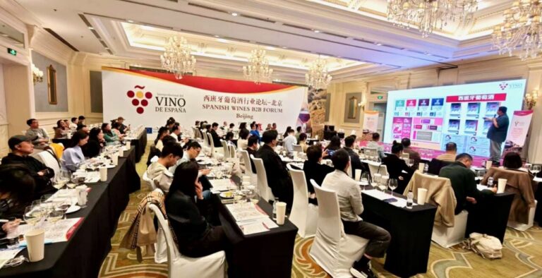 Asistentes a un taller de vino español en Beijing, China.