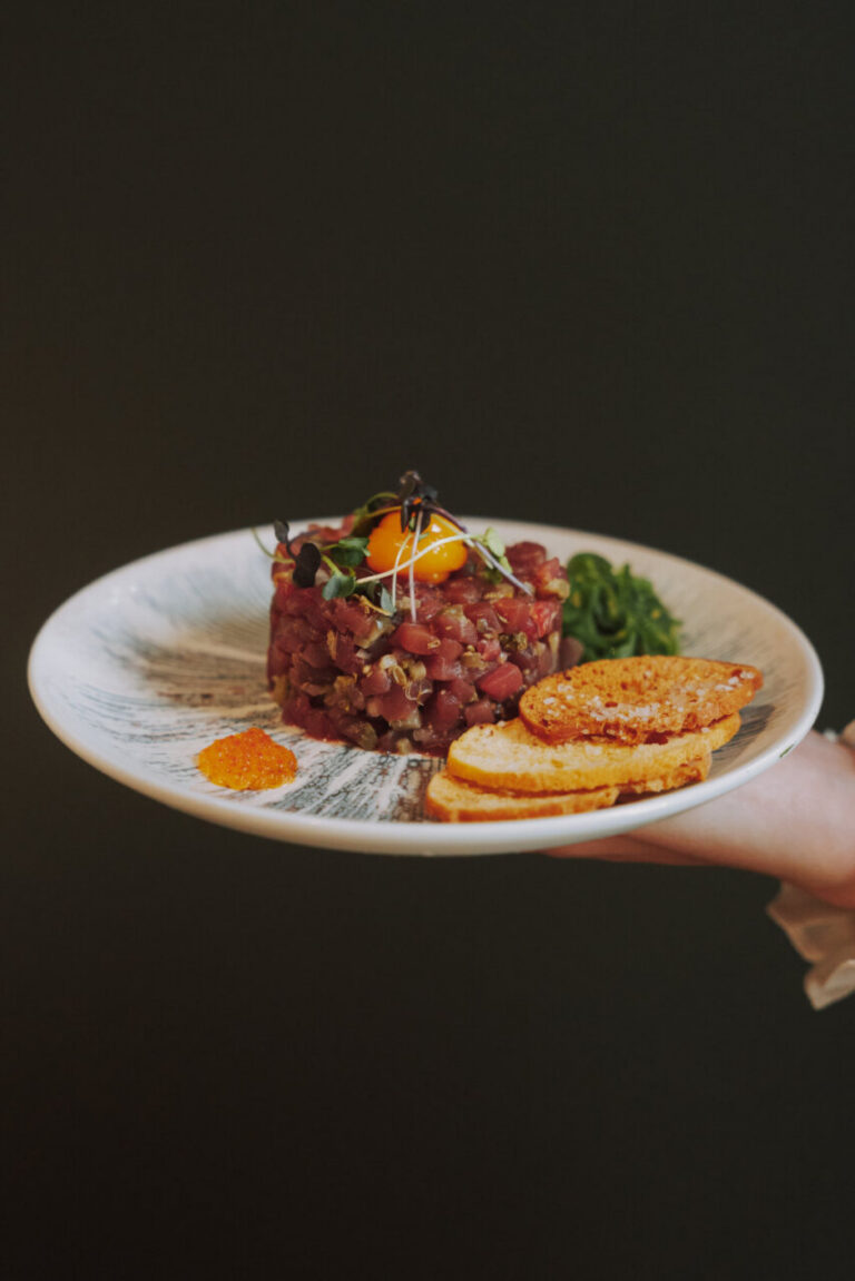 Tartar de atún rojo de almadraba con yema curada y toques de Jerez