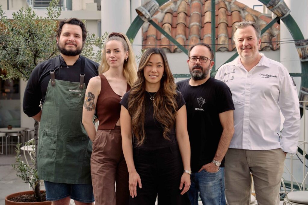 Cinco chefs posando en la azotea de The Hat en Madrid