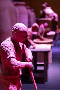 Estatuas de barro en el Museo de la Tinajería de Villarrobledo