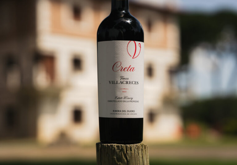 Botella de vino Creta de Finca Villacreces en un entorno natural