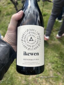 Botella de vino Ikewe en un entorno natural de Gran Canaria