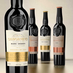 Botellas de vino de la marca Osborne con etiquetas elegantes y distintivas