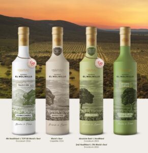 Botellas de aceites de oliva virgen extra Dehesa El Molinillo en un paisaje de olivares