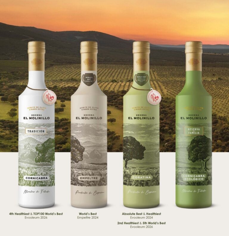 Botellas de aceites de oliva virgen extra Dehesa El Molinillo en un paisaje de olivares