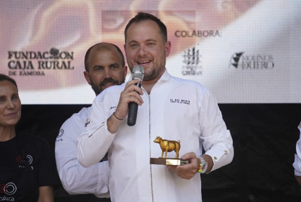 Alberto González sosteniendo un trofeo en el Campeonato Mundial de Callos