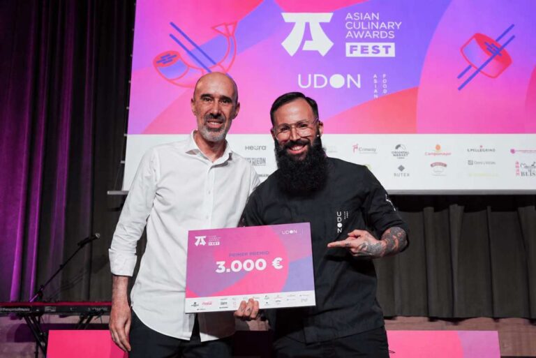 Alberto Montes recibiendo premio en los Asian Culinary Awards