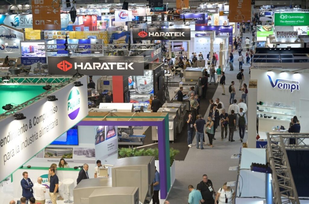Vista panorámica del evento Alimentaria FoodTech con expositores y asistentes.