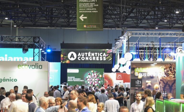 Evento Auténtica 2026 con participantes en la competición Burger Combat en Sevilla.