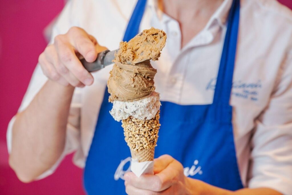Persona sirviendo gelato en una heladería Badiani en Barcelona