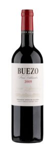 Botella de vino Buezo 2009 con etiqueta blanca y roja