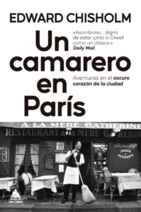 Camarero en París sosteniendo una escoba frente a un restaurante