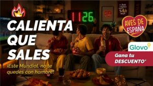 Grupo de personas disfrutando comida durante el Mundial de fútbol