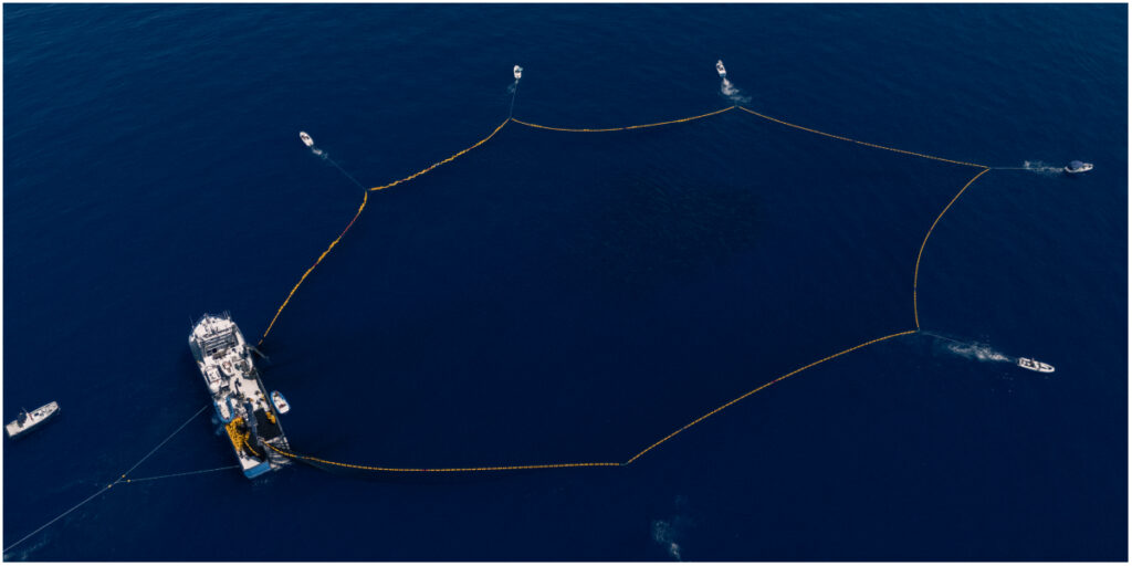 Barcos de pesca en el Mediterráneo capturando atún rojo