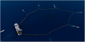 Barcos de pesca en el Mediterráneo capturando atún rojo
