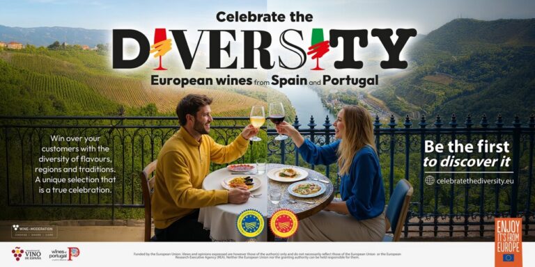 Dos personas brindando con copas de vino en un paisaje vitivinícola