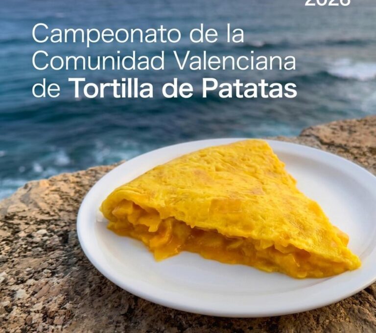 Tortilla de patatas en un plato junto al mar