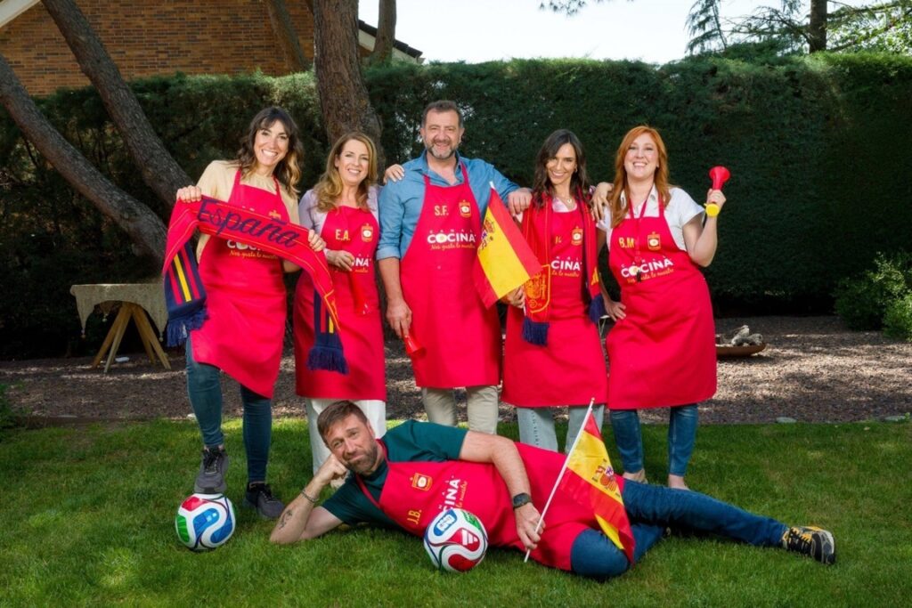 Grupo de cocineros de Canal Cocina con delantales y banderas españolas