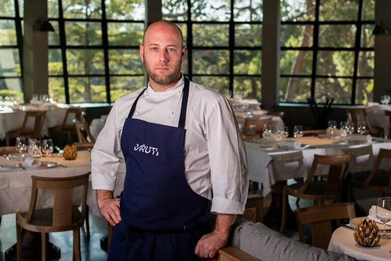 Carlos Urrutikoetxea en su restaurante Urruti con un ambiente acogedor