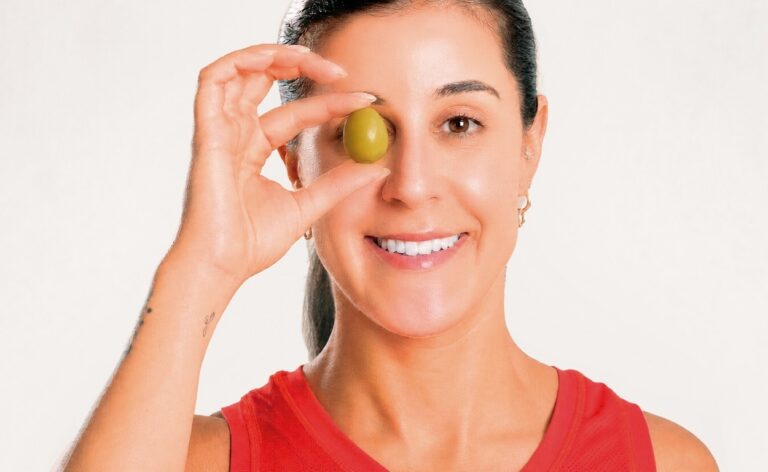 Carolina Marín sosteniendo una aceituna frente a su ojo