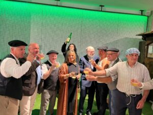 Grupo de personas celebrando el Día Mundial de la Sidra en Madrid