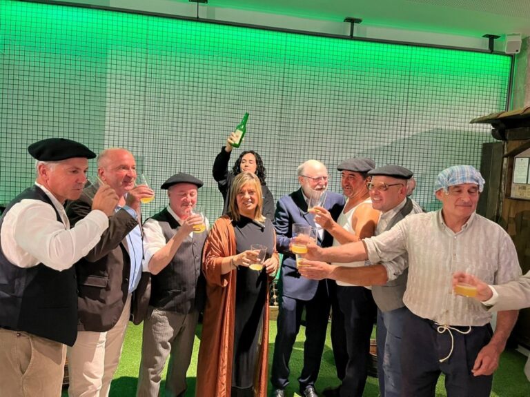 Grupo de personas celebrando el Día Mundial de la Sidra en Madrid