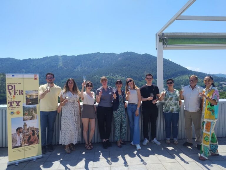 Grupo de personas celebrando la diversidad de los vinos españoles en Galicia