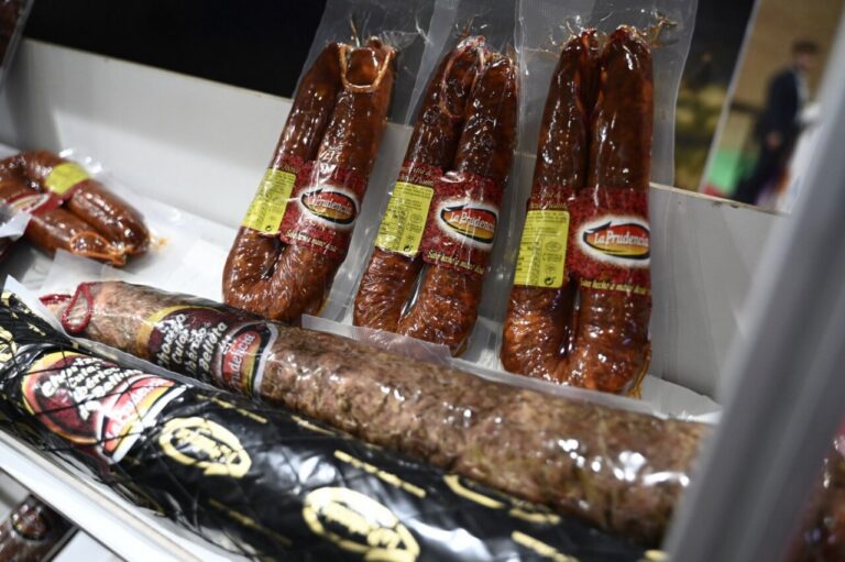 Embutidos y productos de charcutería premium en exhibición