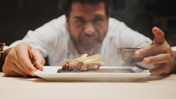 El chef David Reartes presenta un plato en RE•TRO Ibiza