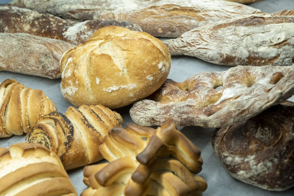 Variedad de panes artesanales en una mesa de panadería
