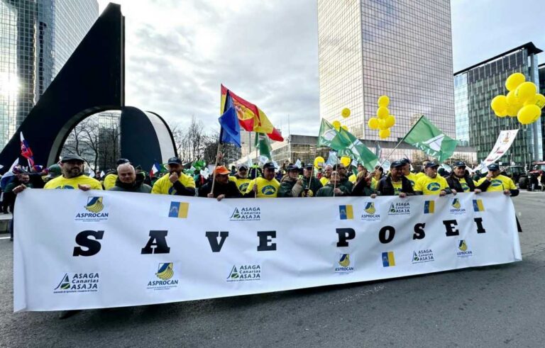 Manifestantes sosteniendo una pancarta en defensa del POSEI en Canarias