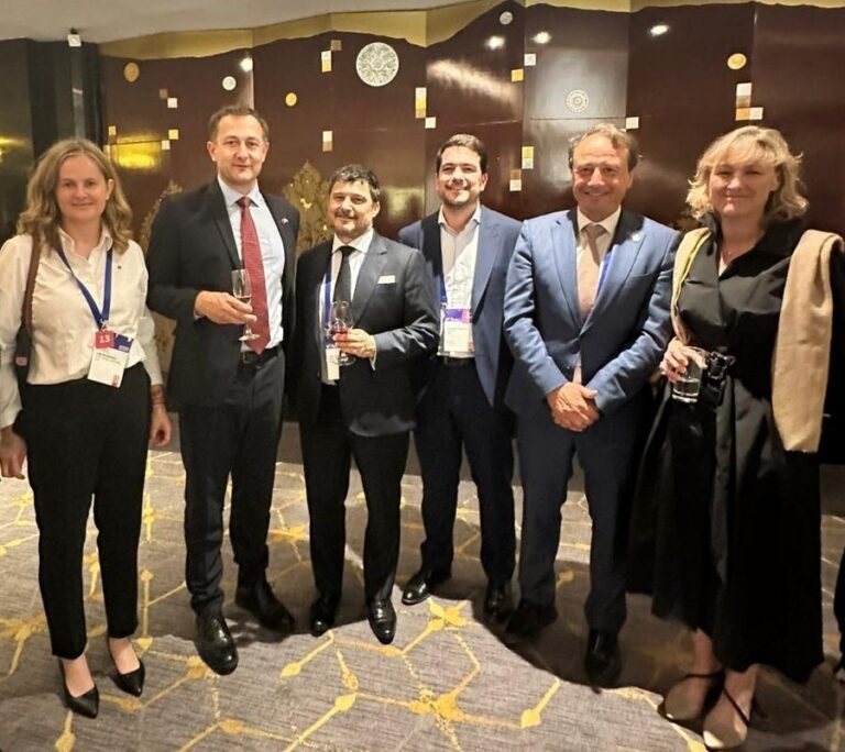 Delegación española con el comisario europeo Christophe Hansen en Tailandia