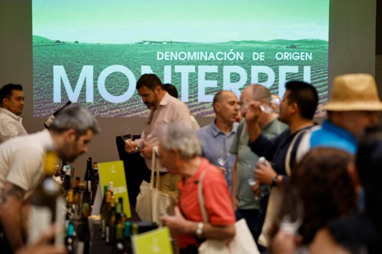 Asistentes degustando vinos en el evento de la D.O. Monterrei en Madrid