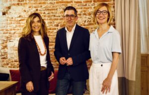 Tres personas posando durante la presentación del evento de vino en Madrid