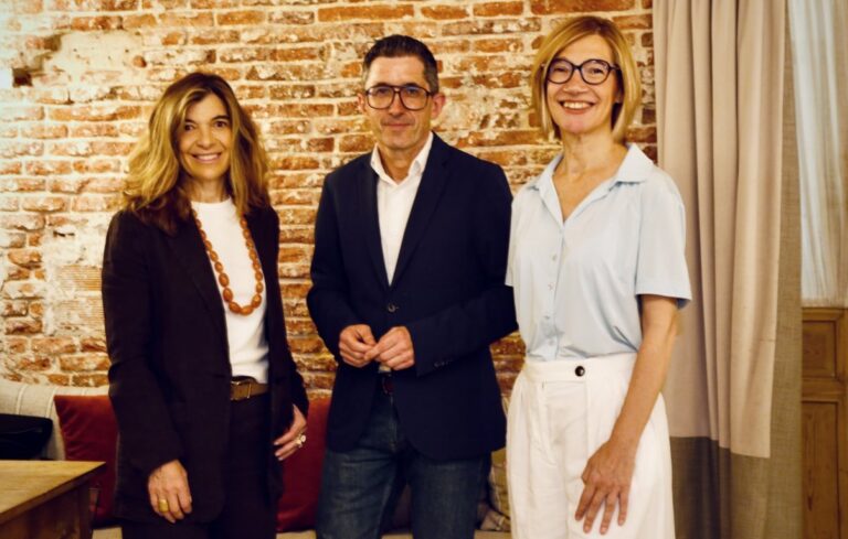 Tres personas posando durante la presentación del evento de vino en Madrid