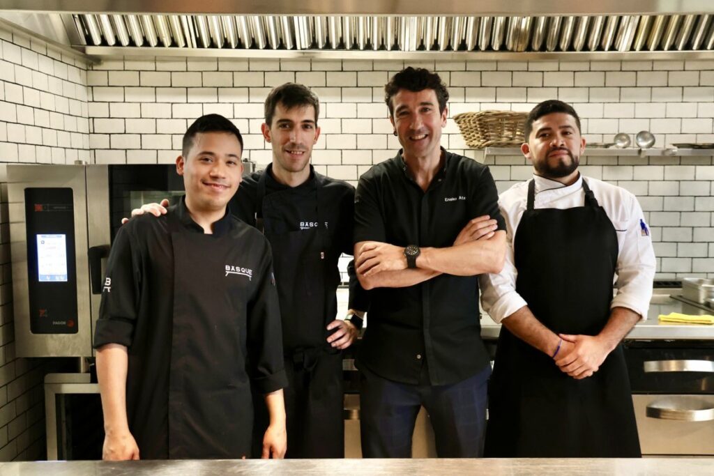 Eneko Atxa y su equipo en la cocina del restaurante Eneko Basque.