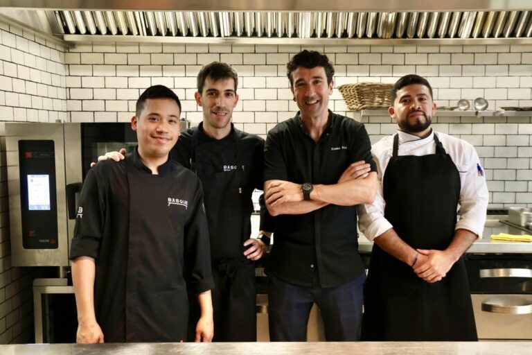 Eneko Atxa y su equipo en la cocina del restaurante Eneko Basque.