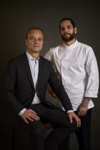 Dos chefs posando en un entorno elegante y moderno