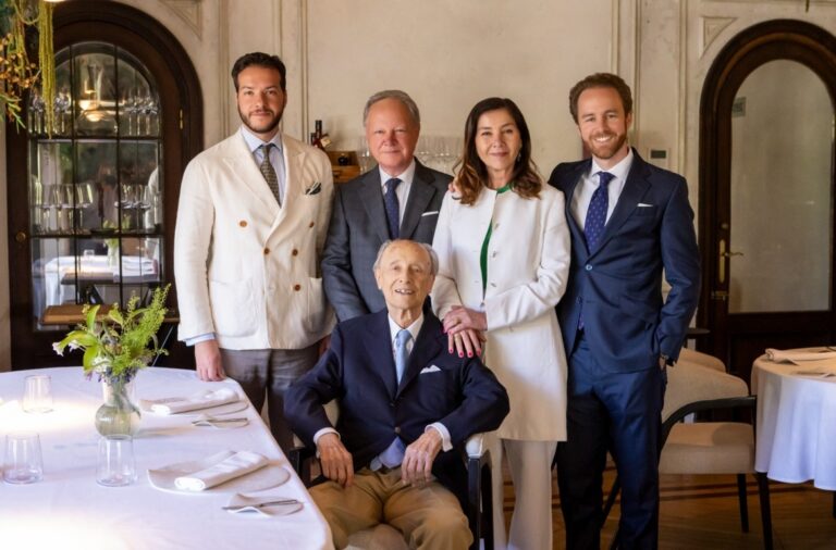Retrato de la familia Vañó en celebración del premio internacional.