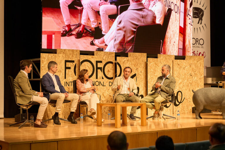 Panel de expertos discutiendo sobre el ibérico en Salamanca