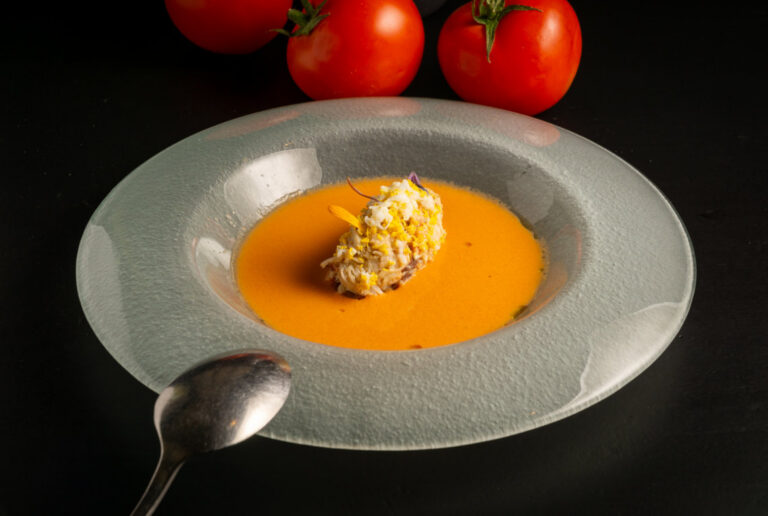Plato de gazpacho con txangurro en un restaurante vasco