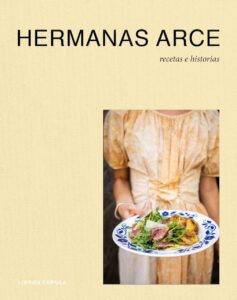 Portada del libro Hermanas Arce con una mujer sosteniendo un plato de comida